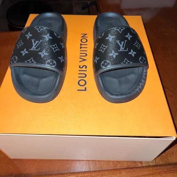 Louis Vuitton | Shoes | Louis Vuitton Slide Size Barley Worn  display picture 2